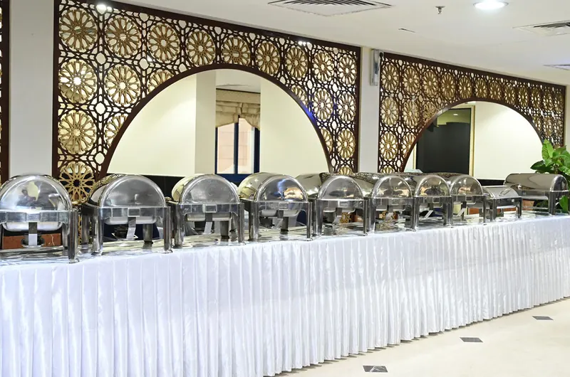 Amjad Deafah Hotel'de meşrebiye kemerli açık büfe