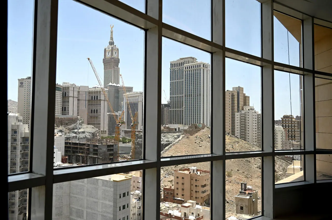 Taj Park Hotel'de pencereden Saat Kulesi manzarası