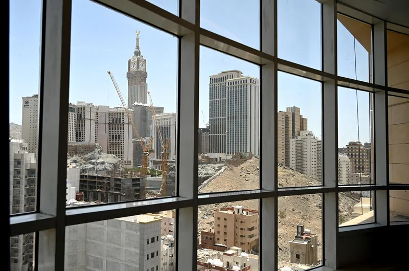 Taj Park Hotel odasının penceresinden Saat Kulesi