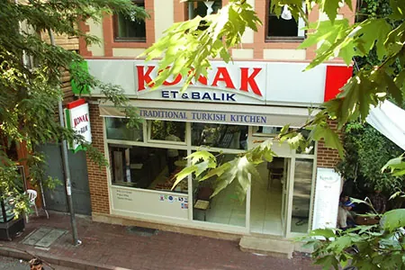 Büyükada Konak Et ve Balık lokantasının girişi