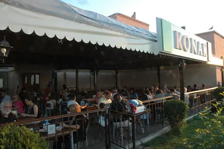 Büyükada Konak restoranının bahçesi