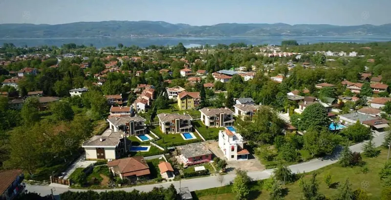 Sapanca'da yeşillik içinde villalar, havadan