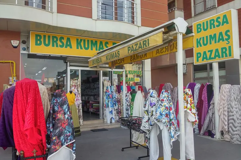 Bursa Kumaş Pazarı Gebze mağazası, kapıda kumaş topları