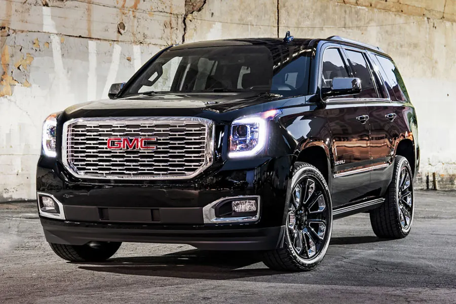 Siyah GMC transfer aracı
