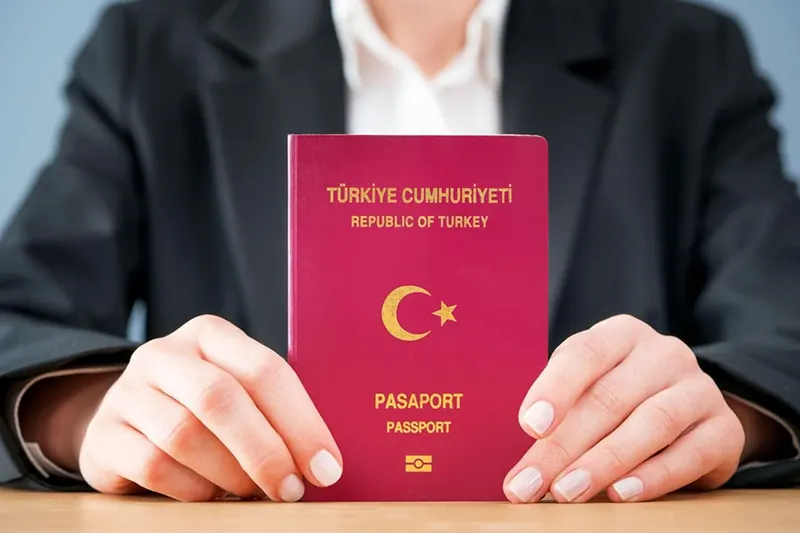 Elde tutulan Türkiye Cumhuriyeti pasaportu
