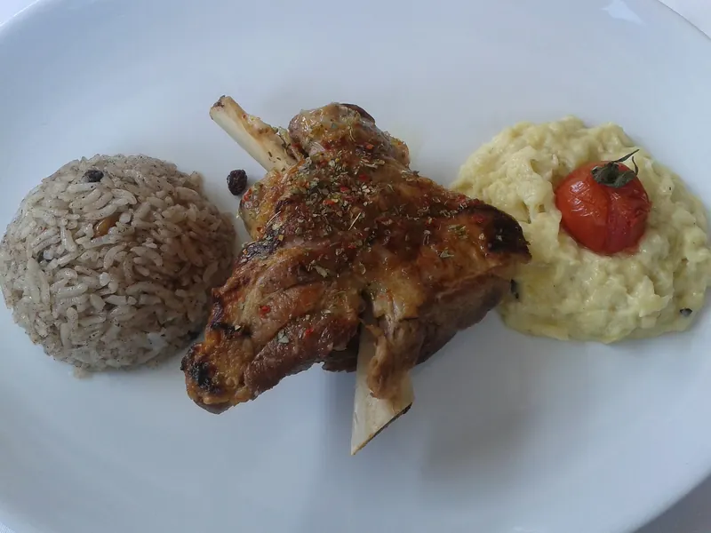 Kuzu tandır, pilav ve beğendi