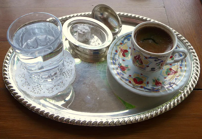 Gümüş tepside Türk kahvesi ve su